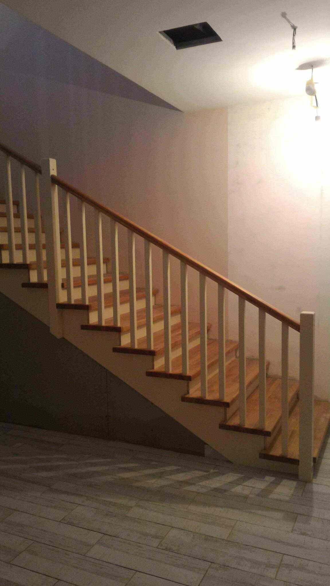 Прямая деревянная лестница с балясинами из разного материала